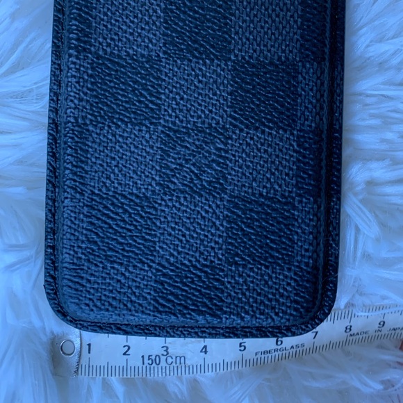 Authentic Louis Vuitton black & charcoal damier graphite iphone 4 hard case - Picture 7 of 12